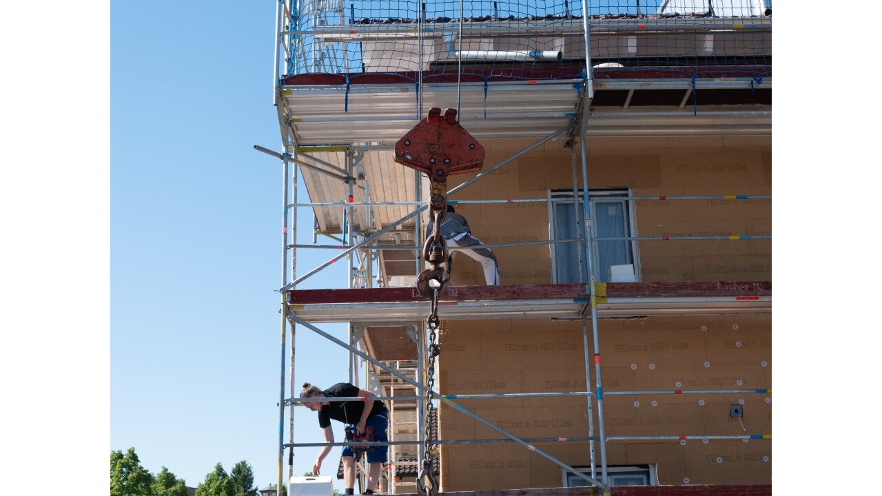 Für Fassaden bieten STEICO Holzfaser-Wärmedämmverbundsysteme zukunftssichere Lösungen - mit guten Dämmwerten und wirkungsvollem Klimaschutz. Bildrechte: steico.com