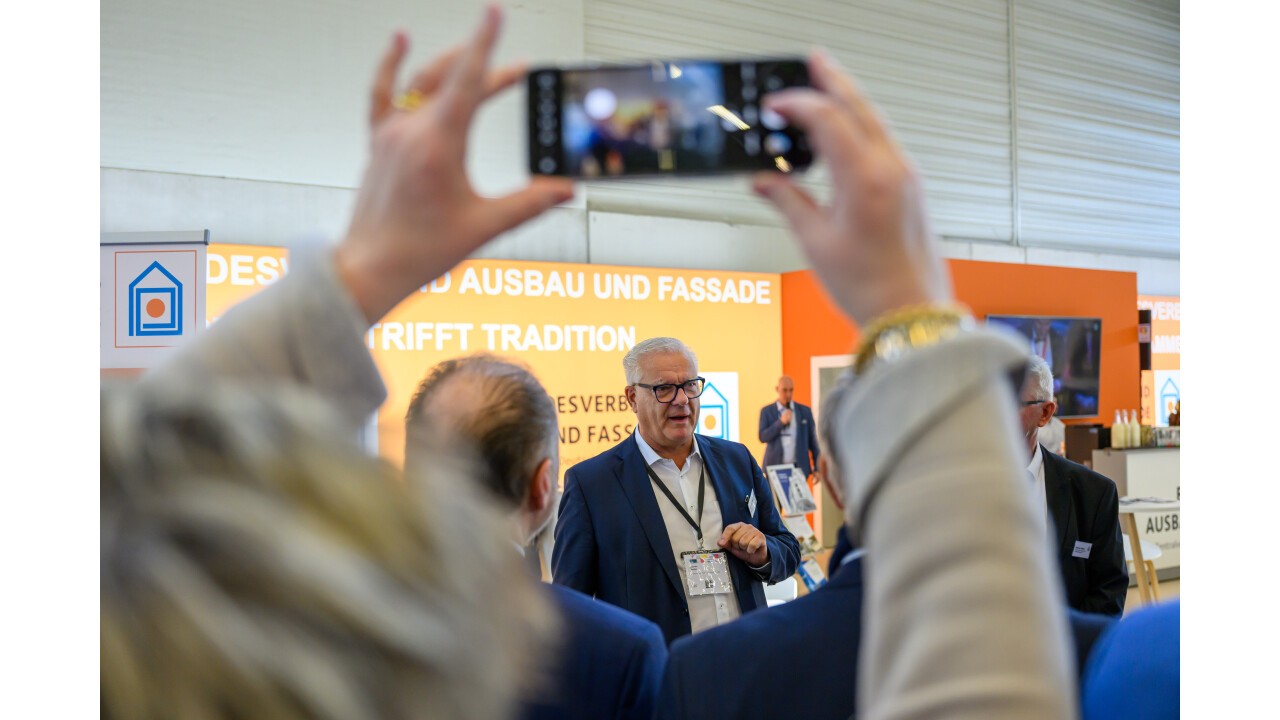 Am Stand eines der beiden Trägerverbände der FAF: Oliver Zocher, Geschäftsführer des Bundesverbandes Ausbau und Fassade im Focus.  Copyright GHM