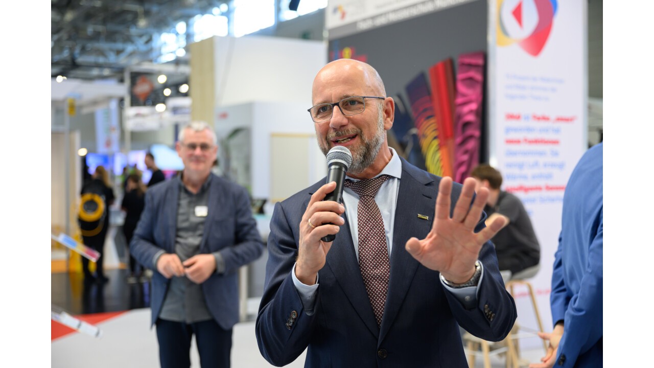 Am Stand eines der beiden Trägerverbände der FAF: Mathias Bucksteeg, Geschäftsführer des Bundesverbandes Farbe Gestaltung Bautenschutz.  Copyright GHM