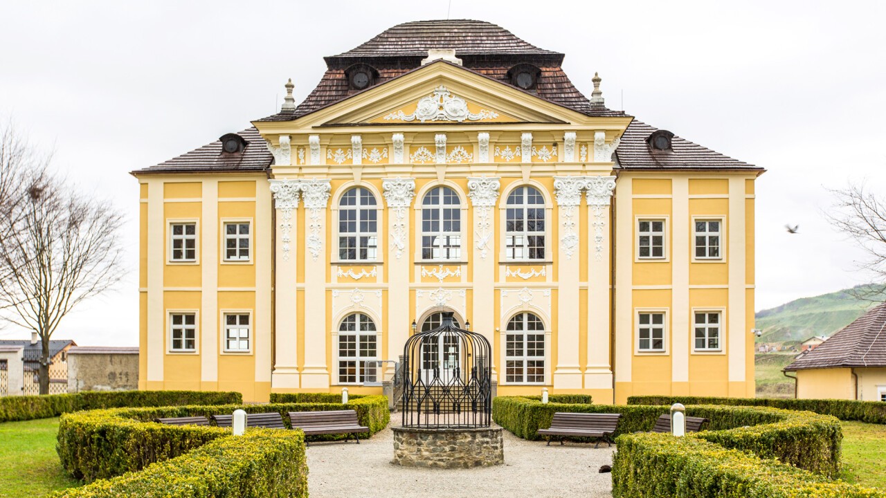 Feuchtes Mauerwerk, schlechter Untergrund – die Sanierung historischer Fenster ist eine echte Herausforderung. |  ©Drevovýroba Kočiš s.r.o. 