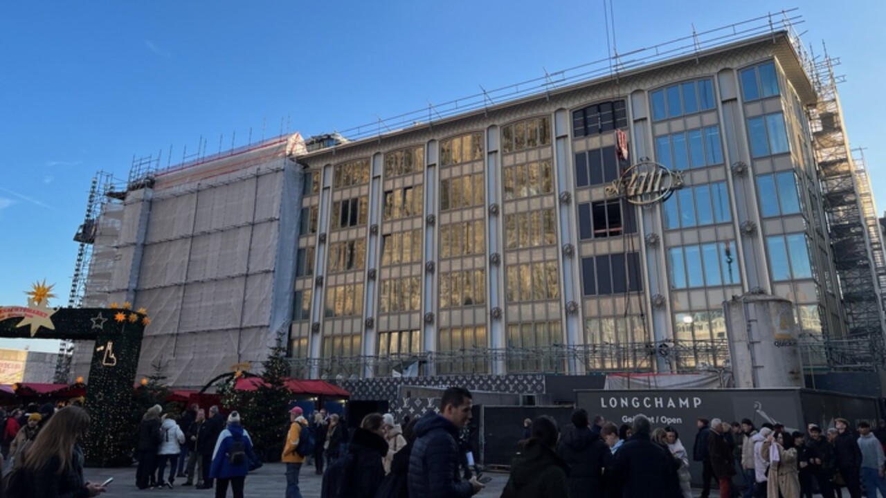 Dom Carré: Denkmalschutz und Fassade Das Dom Carré liegt unmittelbar südlich des Kölner Doms. Das Ensemble besteht aus dem historischen Dom-Hotel, dem benachbarten Blau-Gold-Haus und aus zwei Neubauten. Im Mittelpunkt dieser Episode stehen u.a. die ... Alexandra Busch, GHM