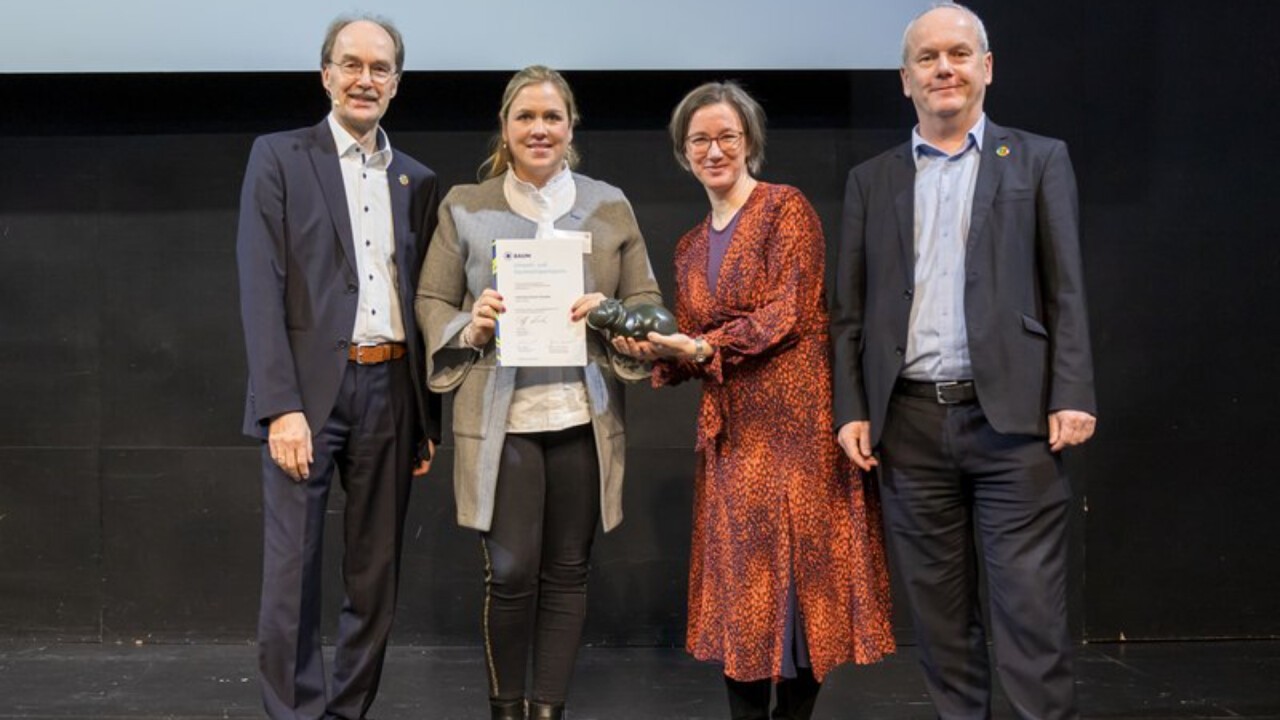 Der BAUM Umwelt- und Nachhaltigkeitspreis 2024 in der Kategorie „Großunternehmen” geht an Felicitas Erfurt-Gordon – überreicht wurde er durch den BAUM e.V. Gesamtvorstand Martin Oldeland (l.), Yvonne Zwick (m.) sowie Dieter Brübach (r.). (Foto: ©BAUM, Fotograf Frank Erpinar)