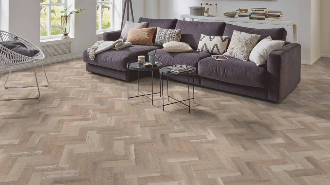 Trendthema Fischgrät:  Die neue Kollektion EXPONA DOMESTIC setzt auf hochwertige Designbeläge mit edlen Oberflächen (5829 Mill Oak Mini Parquet)